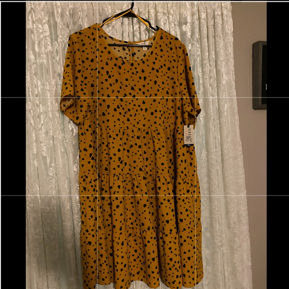 Black and yellow Dress
Size 14w
New with tags